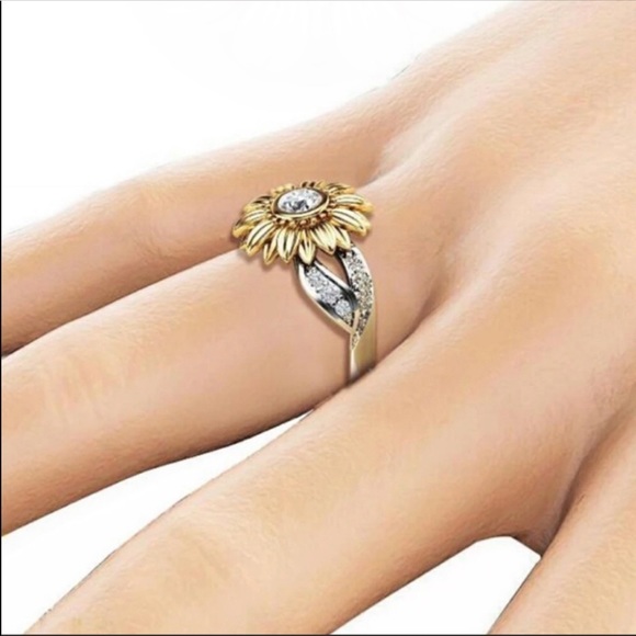 New Women’s 925 Silver Gold Plated Round Flower Ring - Picture 3 of 5
